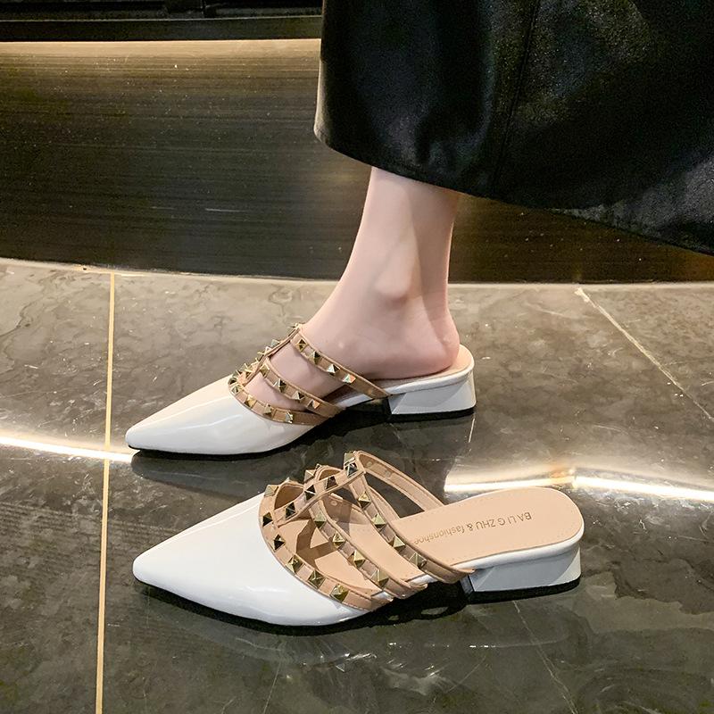 Französisches Temperament Niet High Heel Coole Slipper Damen 2025 Sommer Neu Spitz Dick Absatz Lackleder Hohl Coole Slipper Damen