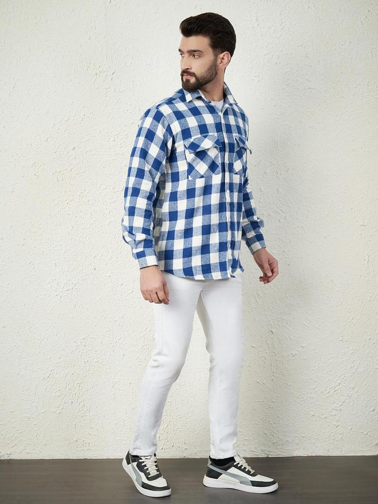 Blaues Herrenhemd aus schwerem, gekämmtem Baumwollflanell mit zwei aufgesetzten Taschen