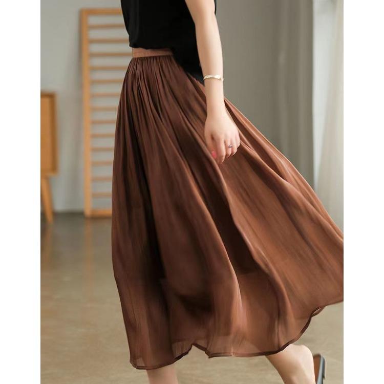 Элегантная и модная макси-юбка песочного цвета с высокой талией и складками на лето — фото 5