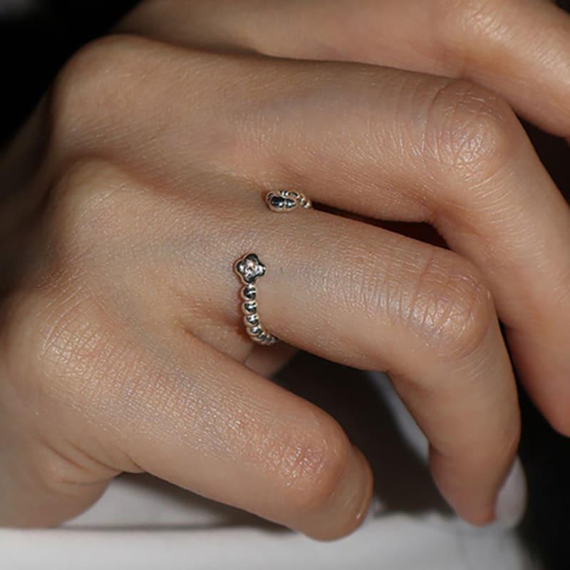 Monde Ligne Twinkle Clover Ring