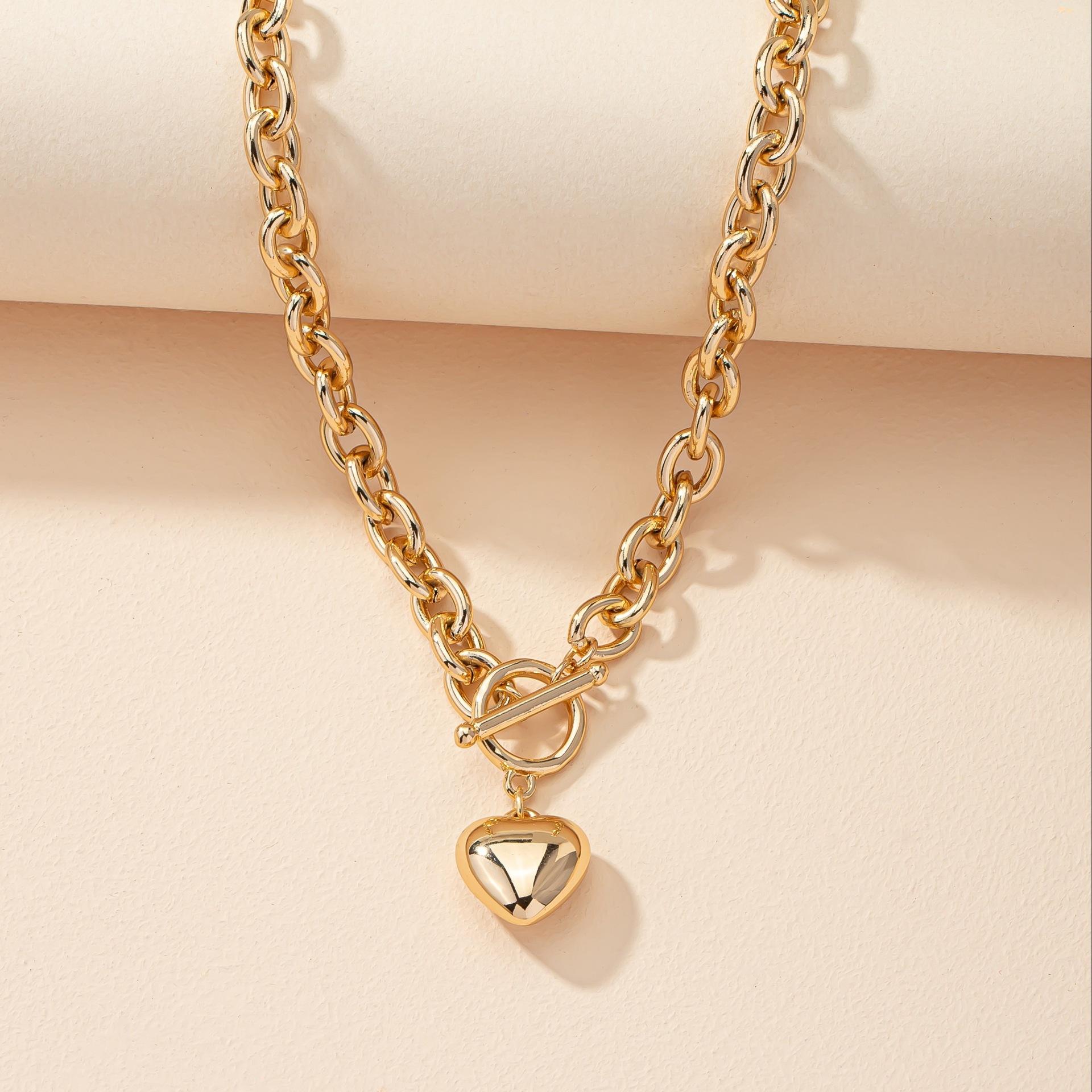 A golden yellow buckle heart-shaped pendant, metal chain necklace, Japanese and Korean fashion, simple personality