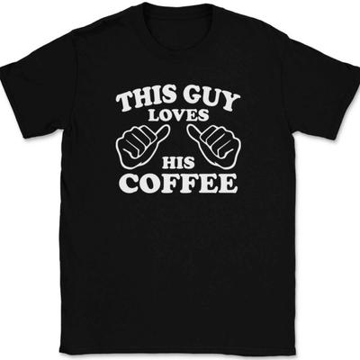 Dieser Typ liebt seinen Kaffee T-Shirt Tee Lustig Koffein Neuheit Geschenk