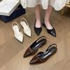 Krásna jemná taška v rozprávkovom štýle, prázdne sandále na hlave, jarný a letný nový dizajn, špicaté nízke podpätky, elegantné francúzske sandále