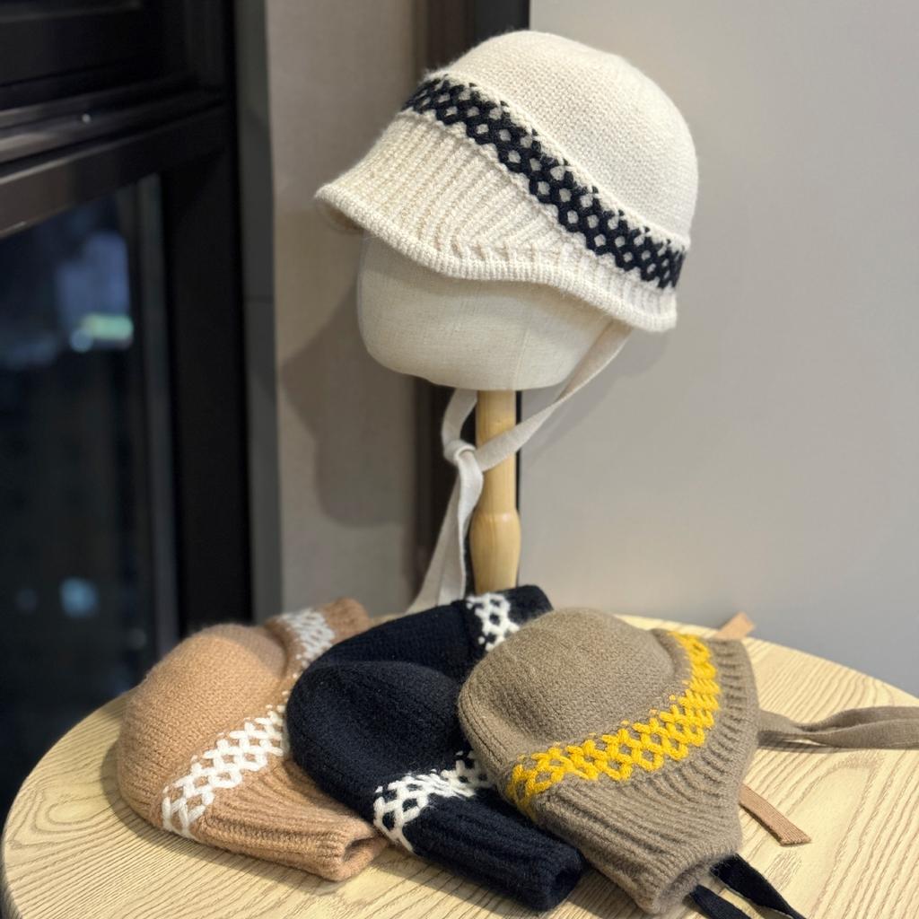 New Autumn and Winter Niche Short Ear Protecting Woolen Hat for Women To Keep Warm and Slim Personalized Lanyard Knitted Hat Lei Feng Hat