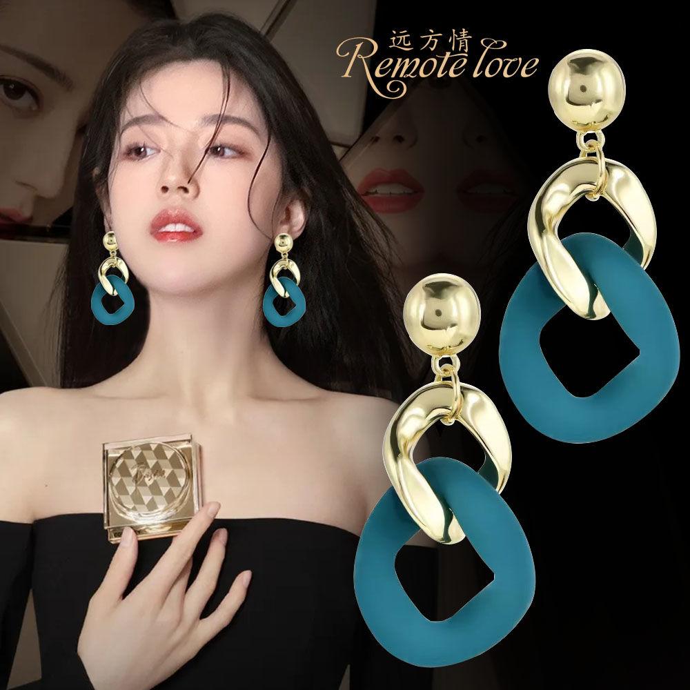 

Модные белые геометрические серьги