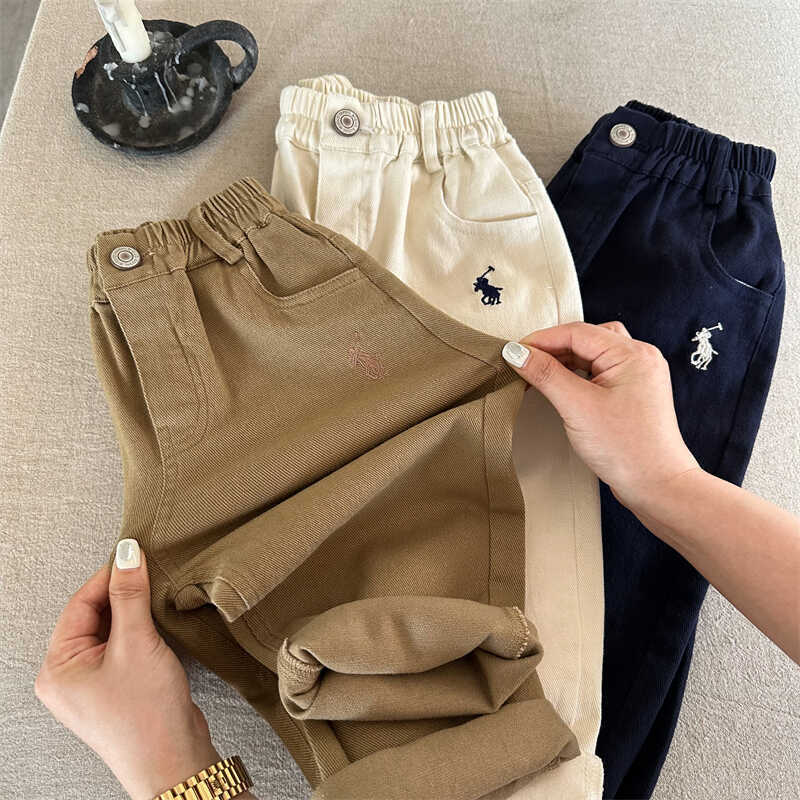 

Детские повседневные брюки корейские для мальчиков и девочек однотонные брюки детская вышивка эластичные брюки 90 хаки