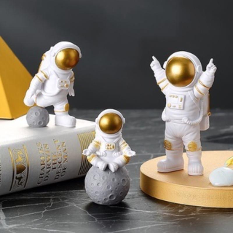 1-4PCS Astronaut Figure Toy Desktop Ornaments Resin Outer Space Birthday Cake Dolls Spaceman Model for Kids Funny Gift