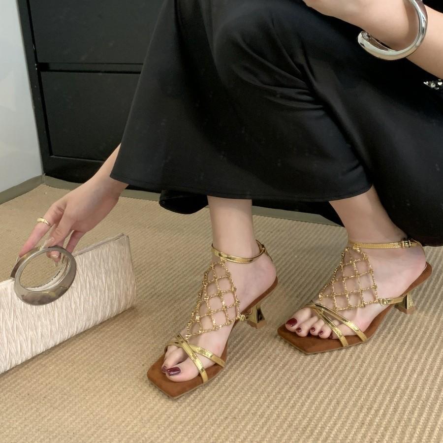 French sense black low heel thick heel toe sandals women's summer 2025 new chain word strap Roman shoes