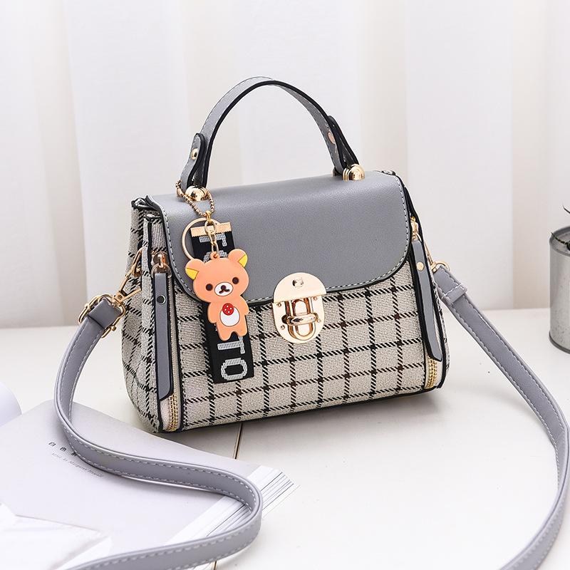 Designer Ladies Small Square Bag New Spring Small Fresh Letter Handbag Fashion Bear Pendant One Shoulder Messenger Bag