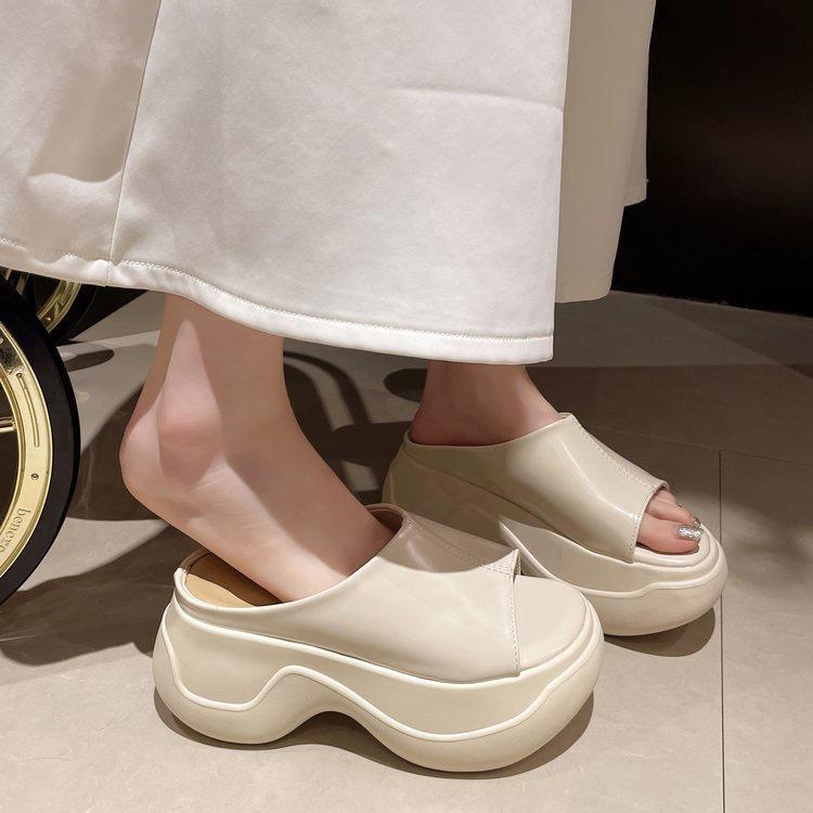Muffin Thick-bottomed Cool Slippers for Women's Summer Wear 2025 New European Station Niche Small Person Height Beach One-word Drag