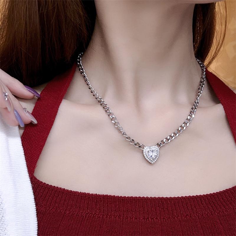 Rhinestone Heart Necklace – Colorfast, High-End Clavicle Chain for Women, Versatile Niche Design.