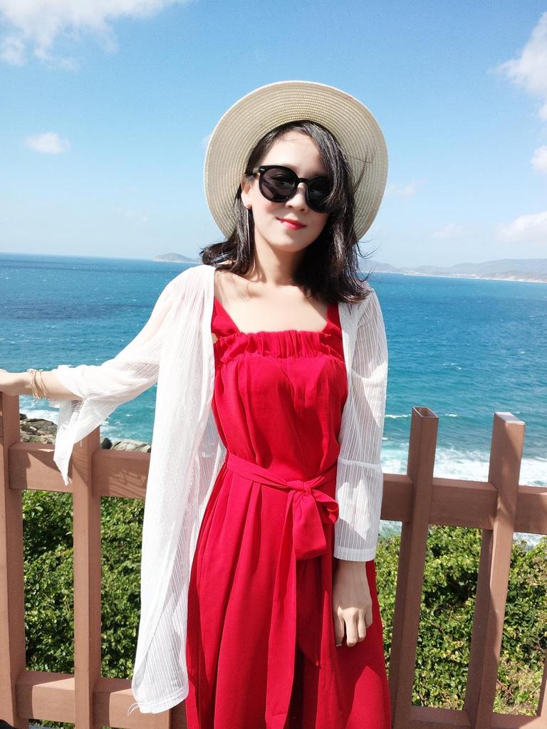 Summer 2023 Mother-Daughter Seaside Shawl: Fresh, Loose-Fit Outfit for Vacation