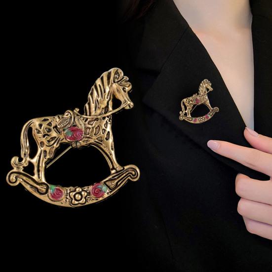 Retro Schaukelpferd Brosche Vintage Stil Pferd Anstecknadel Legierung Pferd Brosche Anstecknadel mit floralen Mustern für Männer Frauen Mantel Schal Hut Outfit Accessoire