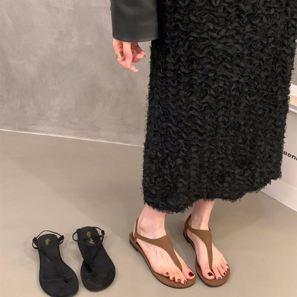 Flat-bottomed retro vacation wind pinch sandals fairy shoes 2025 new summer black versatile beach Roman shoes