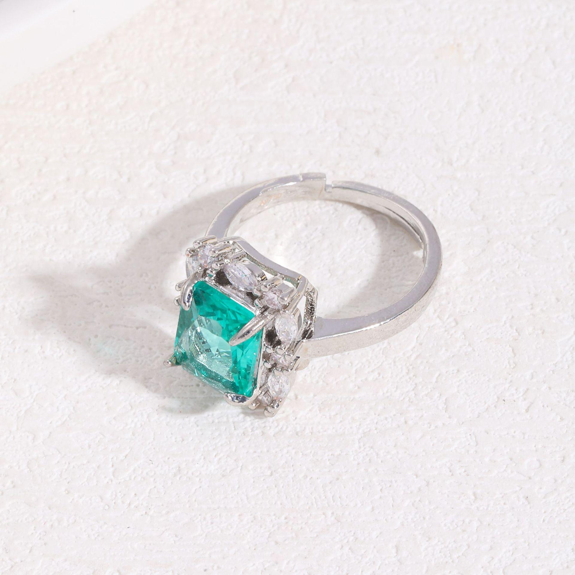 

Европейское и американское квадратное ожерелье Женское Легкая роскошь Ретро Универсальный Темперамент Инкрустированный циркон Геометрия Набор из трех штук в наличии