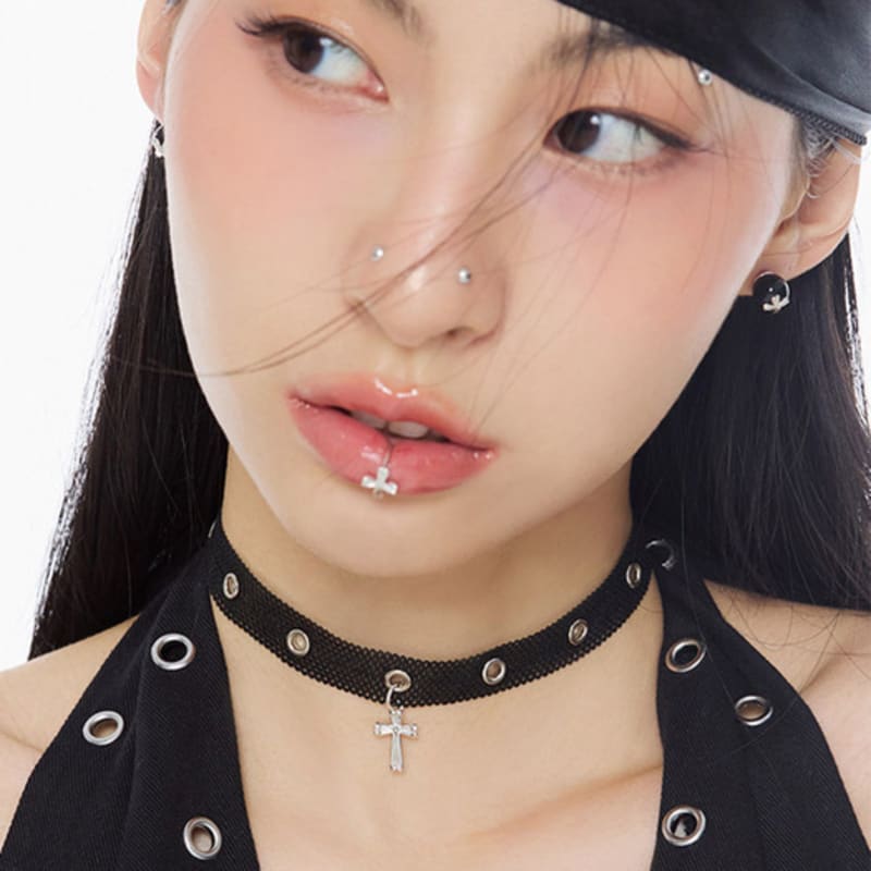 NIMBUS SHINE CROSS PUNCHING LACE CHOKER