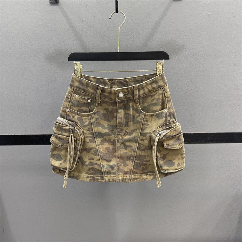Three-dimensional pocket tooling camouflage denim skirt 2025 summer new Spice Girl street A word anti-light skirt