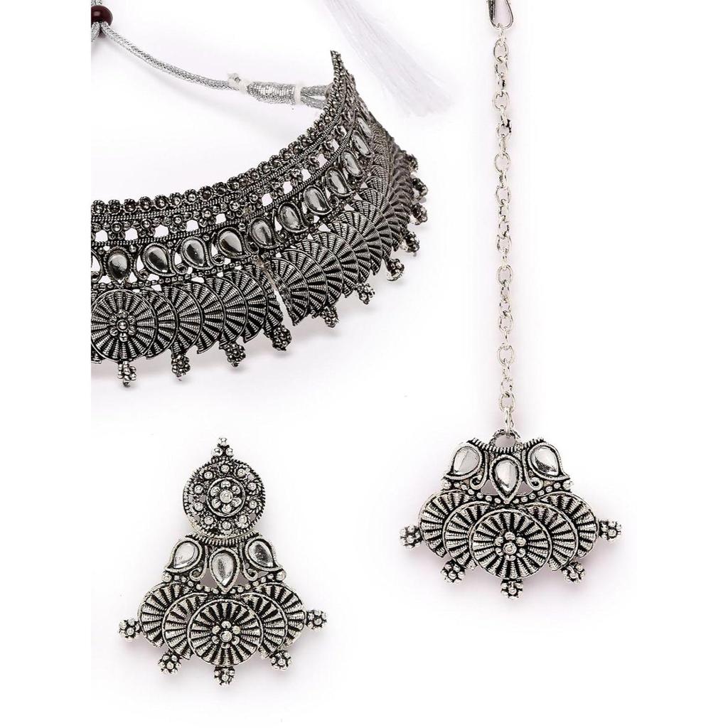 Sukkhi Auffälliges oxidiertes versilbertes Halsketten-Set mit Ohrring | Mangtikka-Set für Frauen