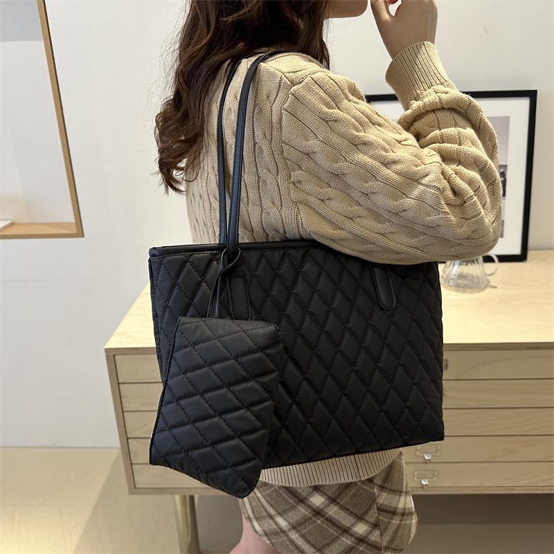 2025 New Casual Simple Shoulder Armpit Bag Commuting Large Capacity Foreign Style Rhombus Embroidery Thread Women's Bag Large Tote Bag