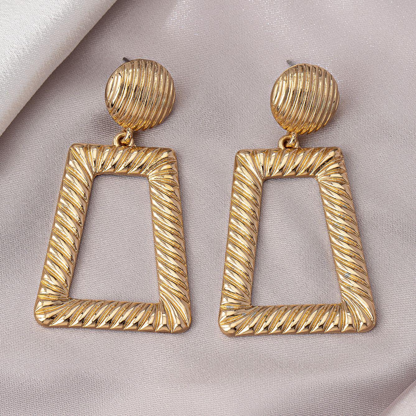 

A Pair of Women s Fashionable Gold-Plated Square Geometric Pendant Earrings, Suitable for Vacation and Daily Wear