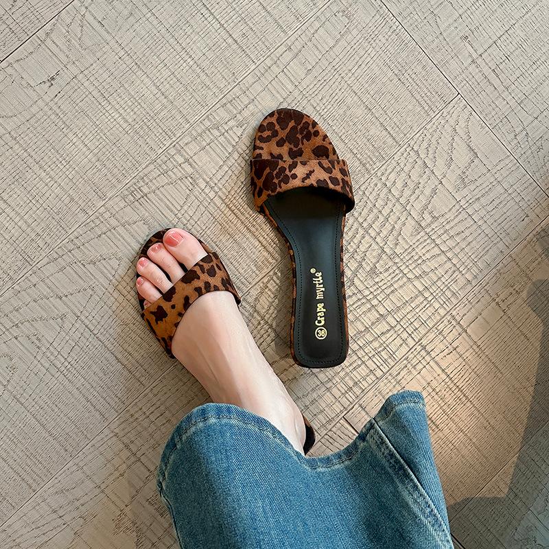 Modne seksowne klapki na koturnie w panterkę damskie z odkrytymi palcami letnie buty ślizgacze na niskim obcasie z zamszowej skóry sandały damskie drewniany obcas damskie mule