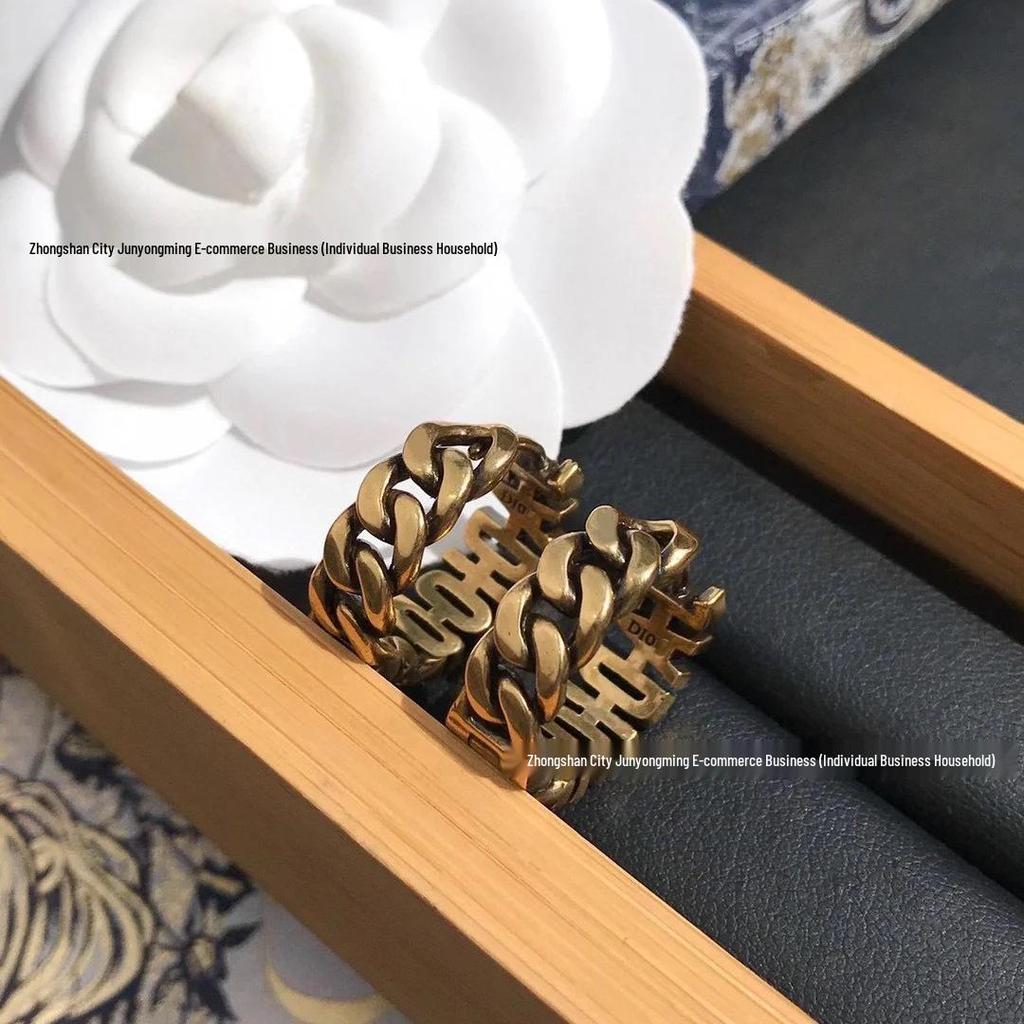 Di Jia Antique Bronze Wheat Ear Letter Stud Earrings - Women's Retro Style with Full Diamond Detailing