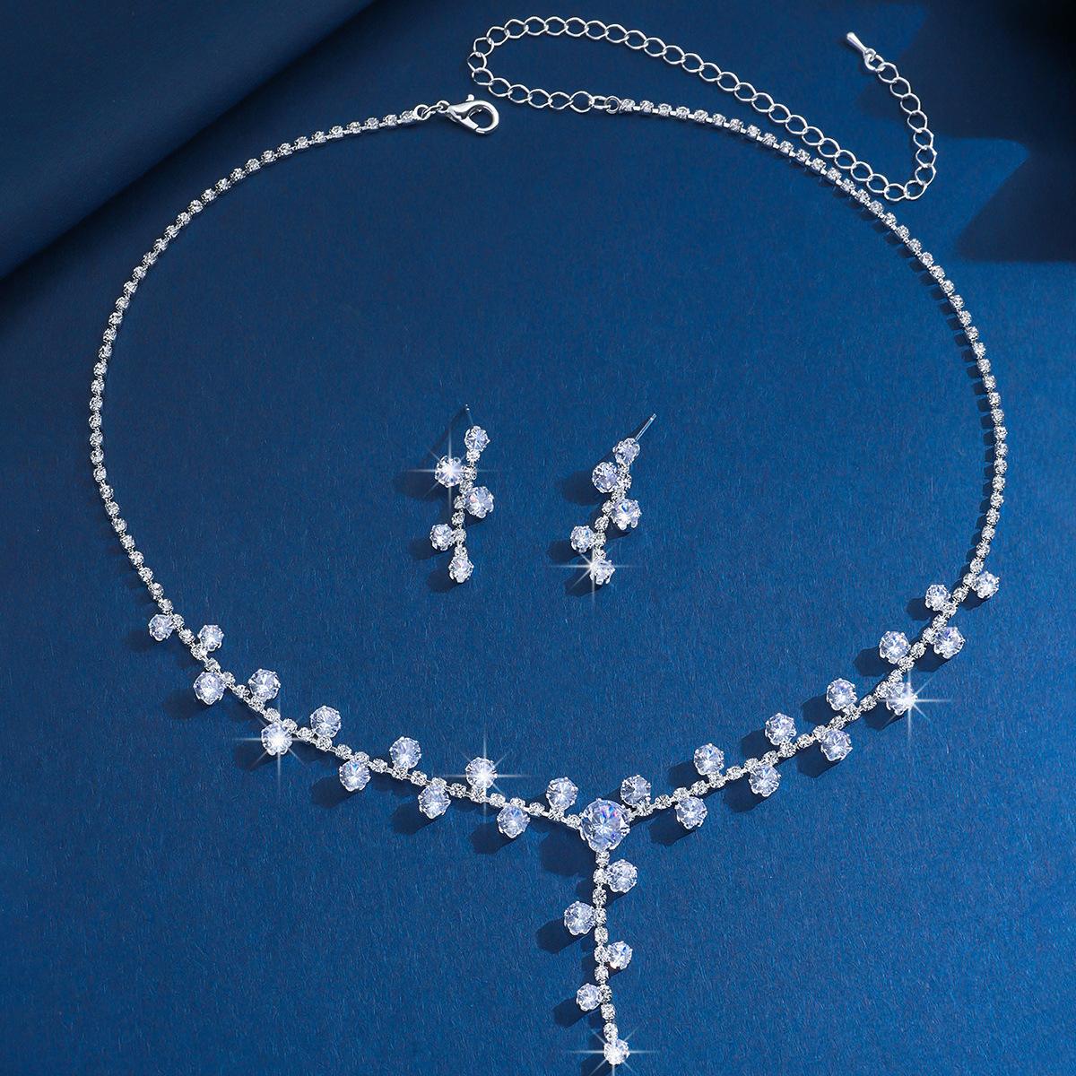 Ювелирные изделия Сверкающие бриллианты Инкрустированный циркон Полные бриллианты Женские свадебные принадлежности Ювелирные изделия Ожерелье Серьги Два Свадебный набор