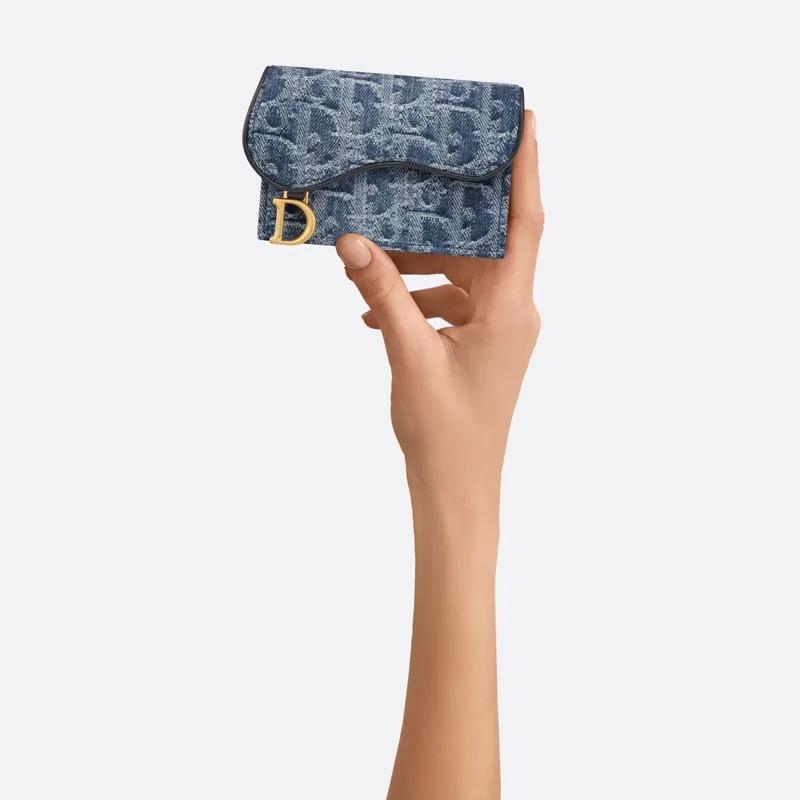 Dior SaddleOBLIQUE Metalowy Wisiorek z Logo D Zapięcie na Klips Płócienno-Dżinsowa Kopertówka dla Kobiet w Kolorze Niebieskim