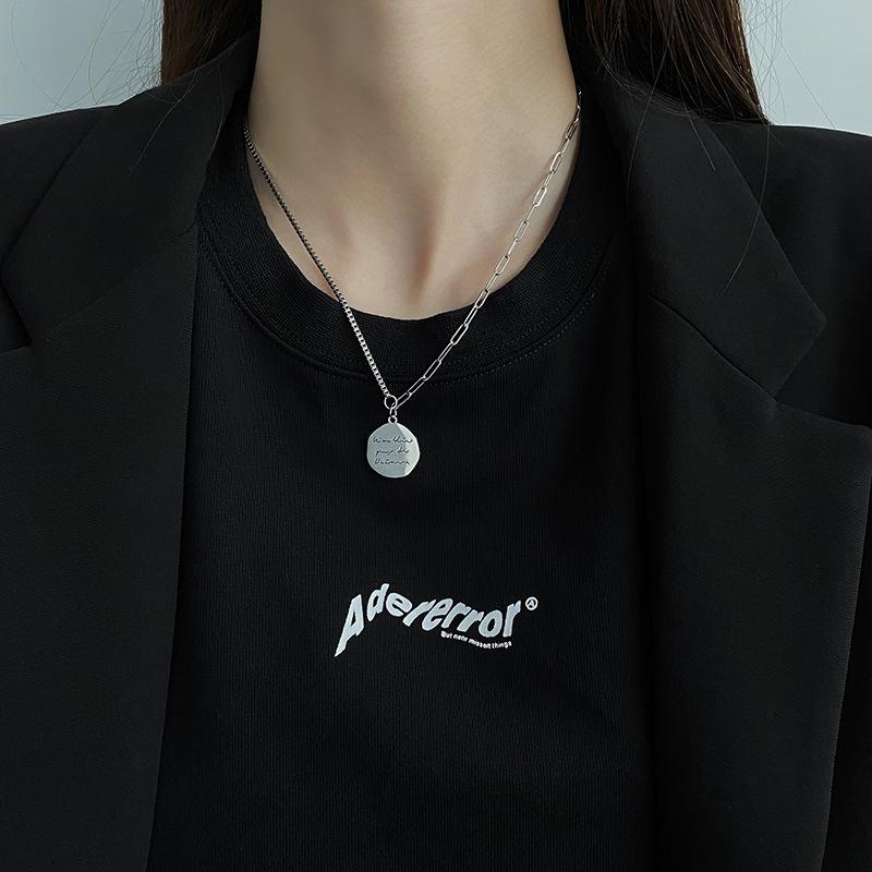 

Minimalist Titanium Steel Round Pendant Necklace for Women – Summer Hip-Hop Clavicle Chain Accessory