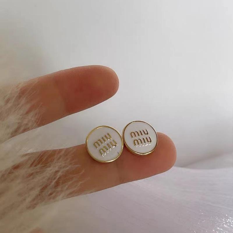 French elegance, high-end pearl super fairy stud earrings, personalized design, niche temperament, versatile and sweet earrings.