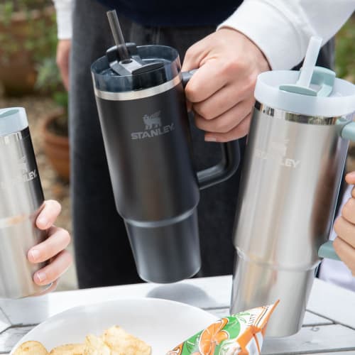 STANLEY H2.0 Vakuum Quencher, 0,88L, Silber, Isolierte Edelstahl-Wasserflasche mit Strohhalm, Ideal für den Außenbereich, Spülmaschinenfest, Garantie inklusive