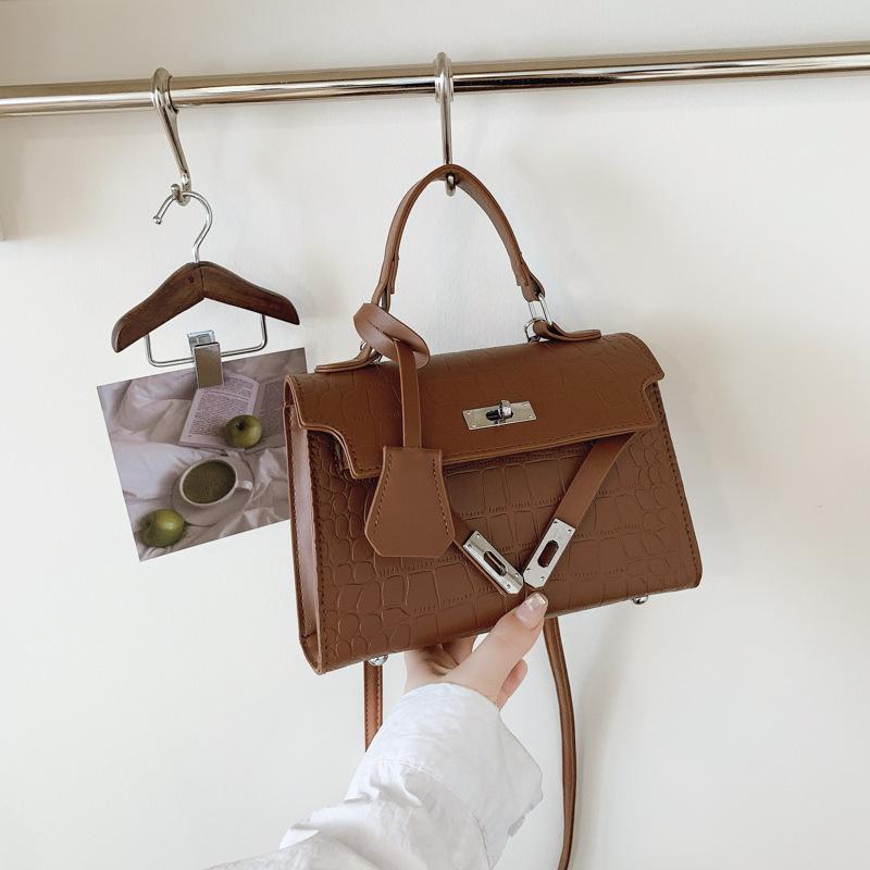 

Niche retro hand small square bag women s 2025 new Korean solid color casual lock bag texture fashionable messenger bag коричневый