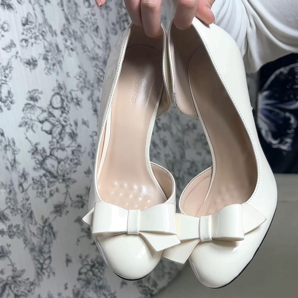 2025 neue cremeweiße Seite leer einzelne Schuhe süßer Wind runde Zehe Schleife hohe Absätze leichter Mund Stiletto Retro