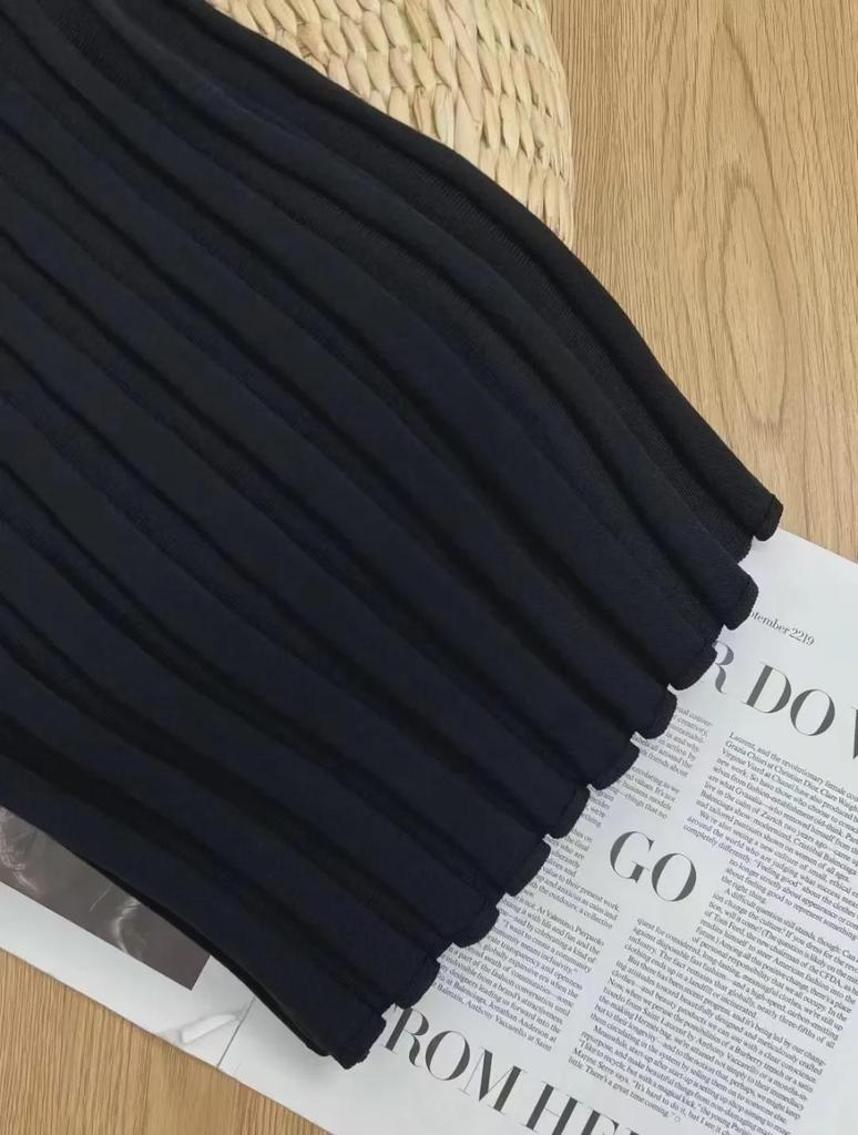 Håndlaget fransk perleskjørt - Elegant vårstil med plissert kant for et chic utseende.