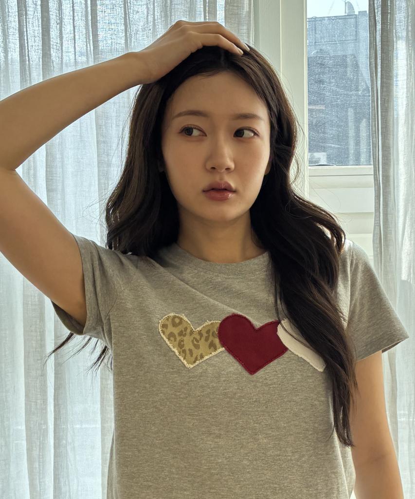 Loginaenloji Leopard Point Heart Patch Cotton T-Shirt Gray