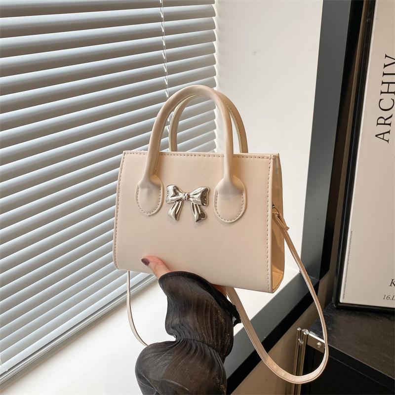 Sac pour femme portable design de niche nouvelle mode sac à bandoulière polyvalent simple sac messager de navette fourre-tout
