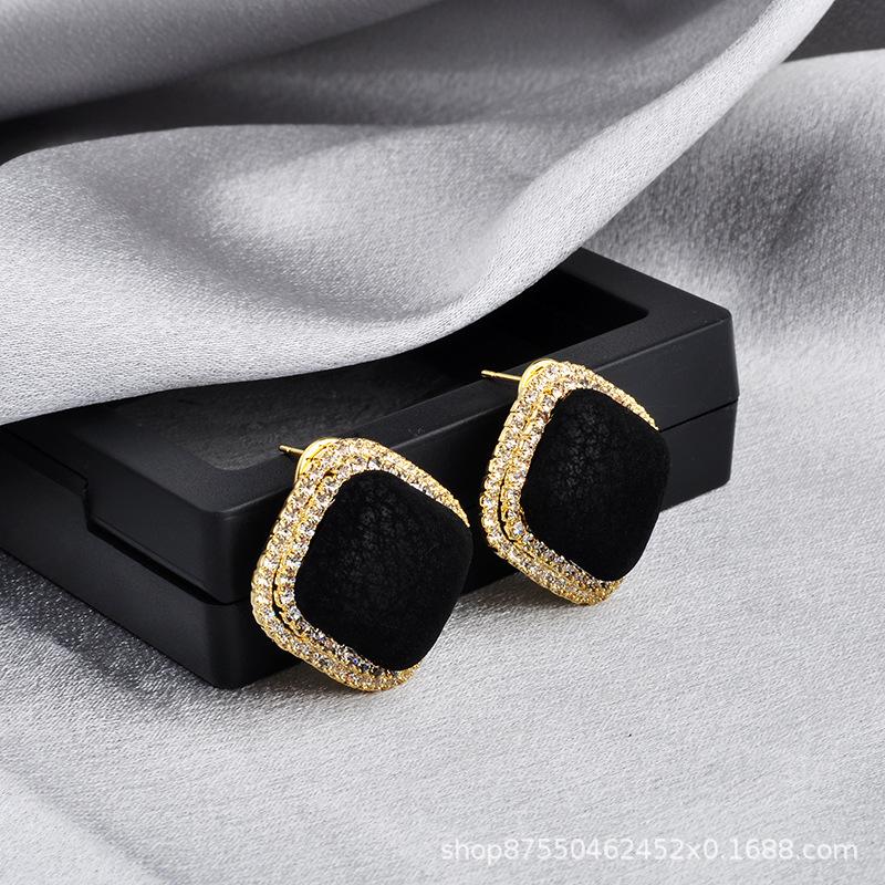 Cold Wind Fashionable Retro Fabric Square with Diamonds Black Stud Earrings Real Gold Color Retention Temperament Personalized Earrings Female