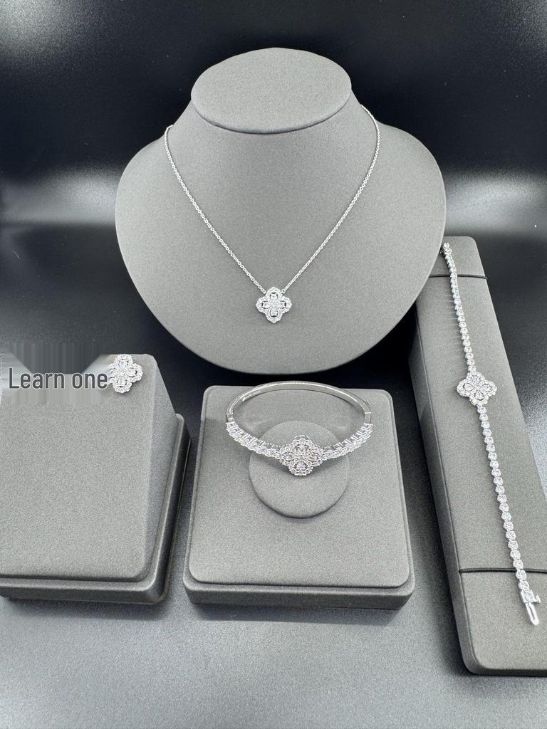 Luxury Diamond Four-Leaf Clover Bracelet - Elegant Valentine's Day Gift