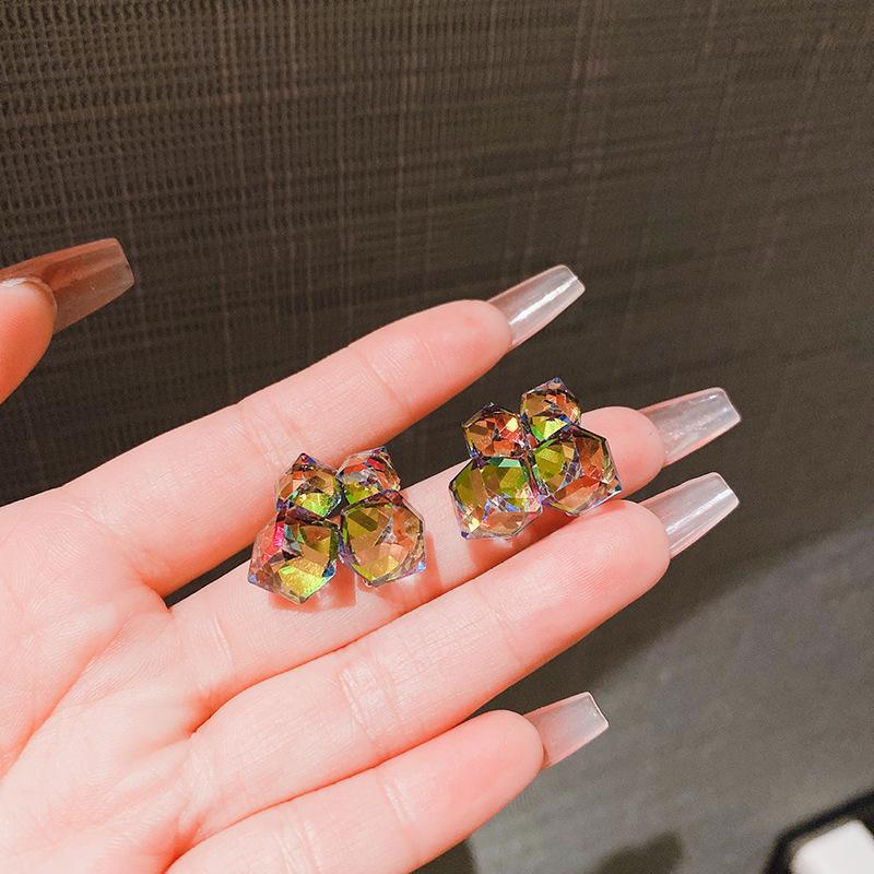 

Голографические лазерные серьги-гвоздики из кристаллов для женщин, белые, черные, стразы, двойные квадратные серьги, модные украшения в виде геометрии для вечеринок