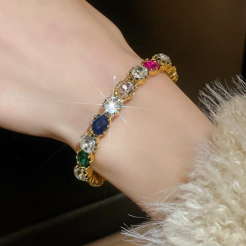 Elegantní Třpytivý Oválný Otevřený Náramek s Kamínky – Barevný, Módní & Univerzální Šperk