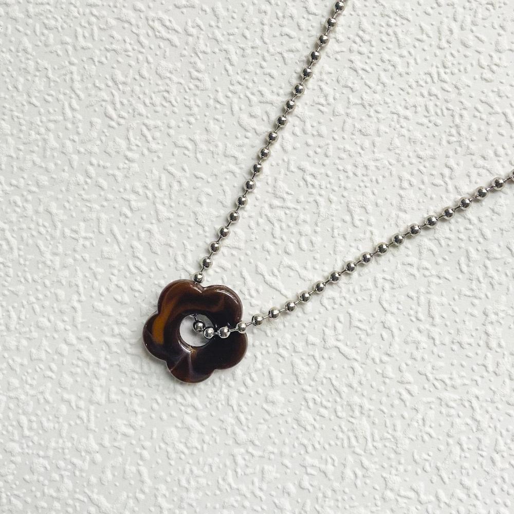 

Womens Resin Flower Necklace Elegant Beaded Chain Jewelry Perfect For Any Outfit Brown