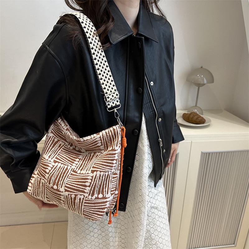 Trendy Versatile Crossbody Tote Bag For Students Featuring Spacious Design And Fashionable Colors Available