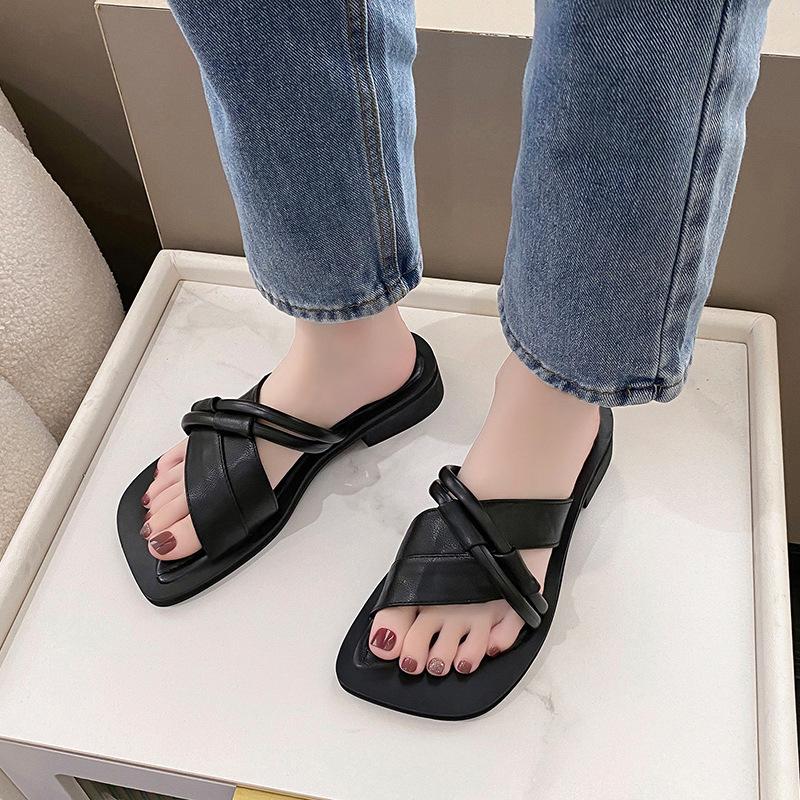 Internet celebrity temperament cool slippers women's summer wear high sense with skirt new French flat out beach shoes