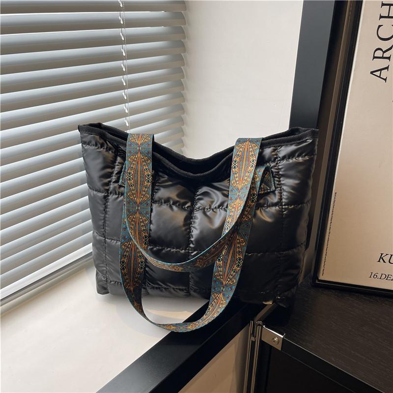 

Simple and fashionable large-capacity commuter bag women s bag new trend casual portable shoulder tote bag чорний