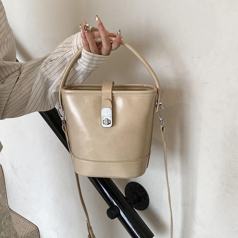 High sense women's bag 2025 new fashion autumn and winter niche design shoulder messenger bag retro handbag