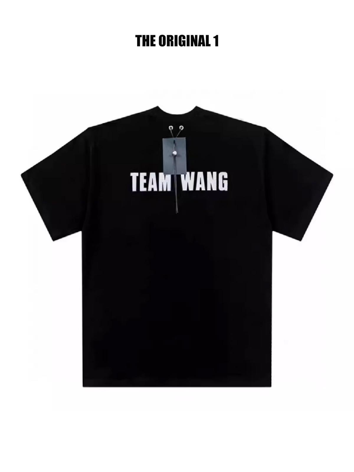 

Футболка унисекс со светоотражающим логотипом TWD Summer от Wang Jiaer — свободный крой, круглый вырез, короткий рукав. Size 0