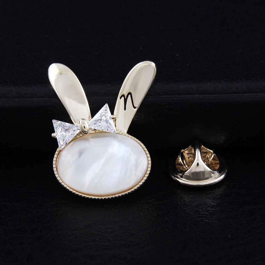 Elegant Natural Shell Brooch with Bear and Rabbit Design, Inlaid with Zircon, High-End Anti-Exposure Pin.