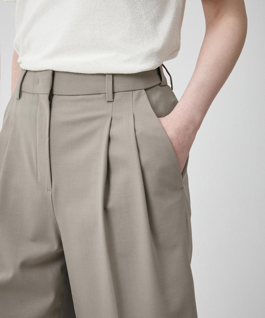 MUSINSA STANDARD WOMAN Women'S Summer Wool Bermuda Hidden Elastic Waist Half Slacks [Light Beige]