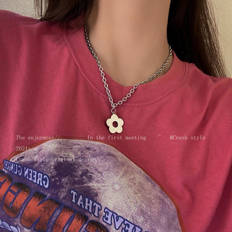Minimalist Floral Pendant Necklace - Women's Hip-Hop Punk Style Clavicle Chain, Retro Hong Kong Personality Neck Chain