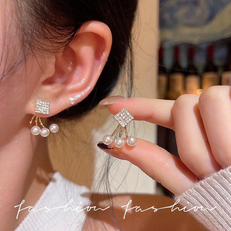 Eleganckie Retro Kolczyki Sztyfty z Perłą dla Kobiet - Prosty, Wysokiej Klasy Design ze Srebrną Igłą